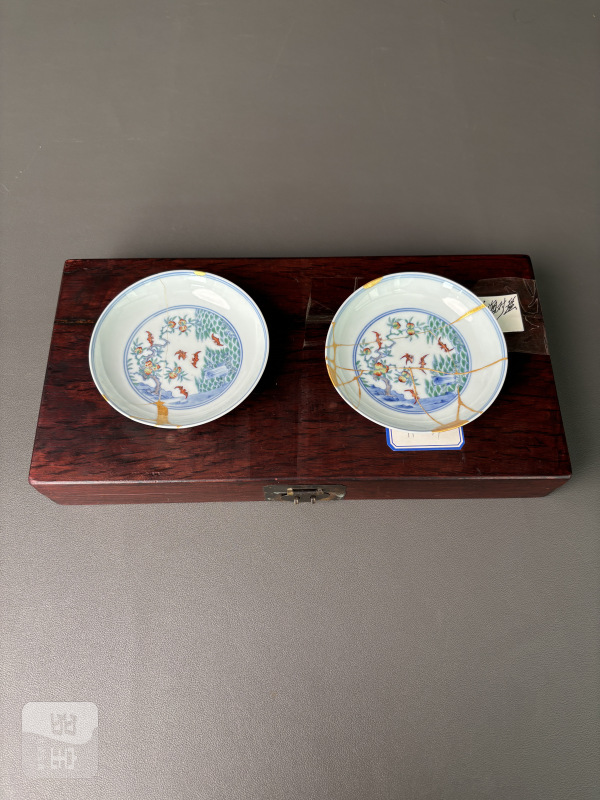 清雍正 斗彩福山寿海纹小盘一对（带木盒） - 图5